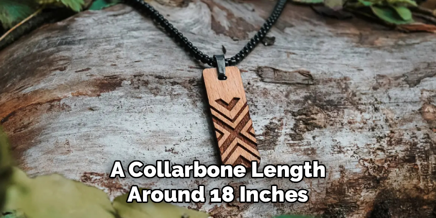 A Collarbone Length
Around 18 Inches