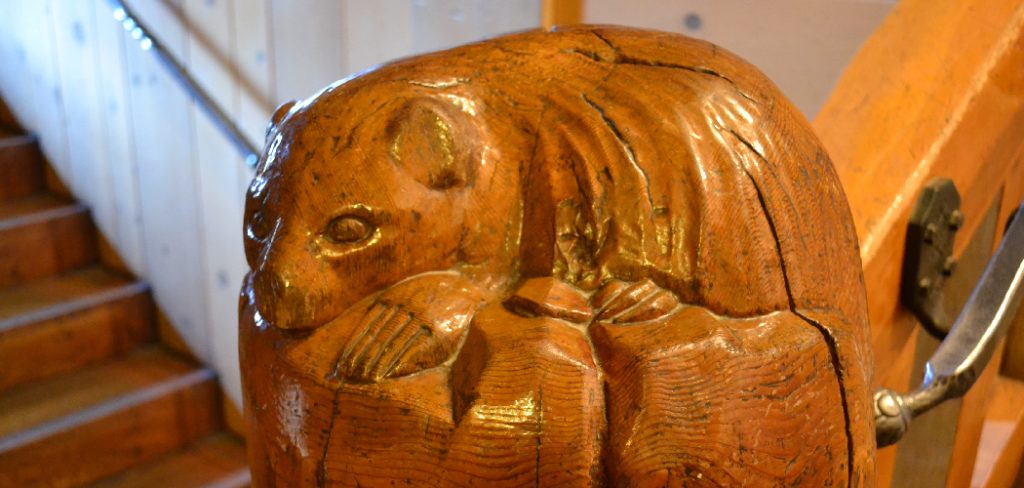 How to Carve a Wooden Bear With a Chainsaw